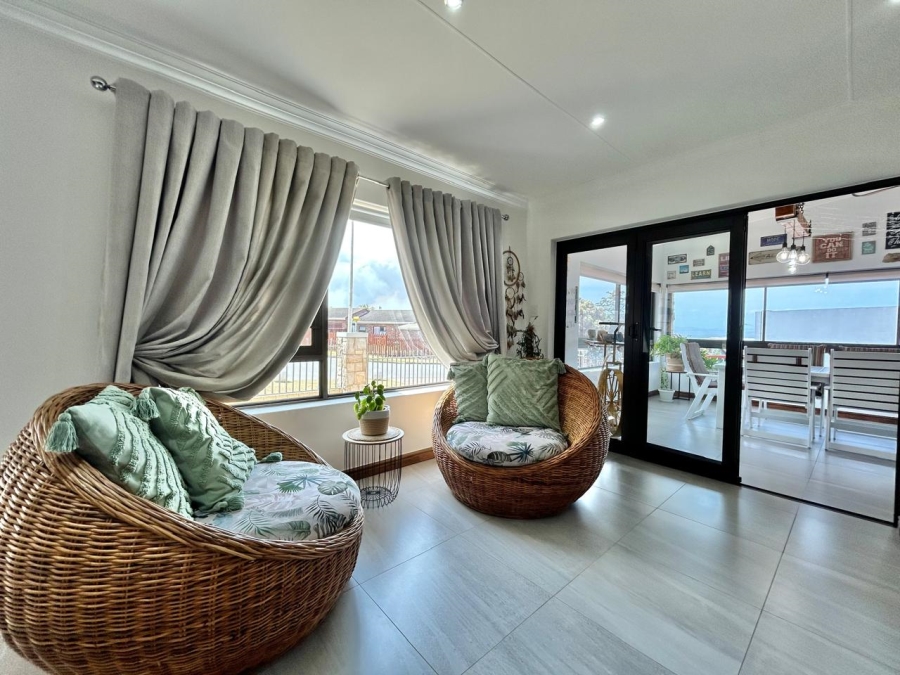 4 Bedroom Property for Sale in Wavecrest Eastern Cape